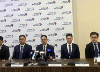 DARREN Chang (tengah) ketika sidang media selepas penyenaraian syarikat itu di Pasaran ACE di Bursa Malaysia, semalam.-UTUSAN/SABRINA ZULKIFLI