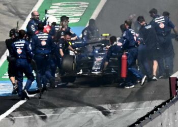 CARLOS Sainz dilihat berada dalam pit semasa Grand Prix (GP) Formula Satu (F1) Austria di litar perlumbaan Red Bull Ring di Spielberg, hari ini. - AFP