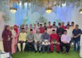 Hamzan Ismail (duduk depan, tiga dari kiri) bersama tetamu sempena majlis perpisahan dan jamuan raya bulan Syawal di Cipta Cinta Event Space, Taman Wawasan, Jerantut, Pahang baru-baru ini. – UTUSAN/HARIS FADILAH AHMAD.
