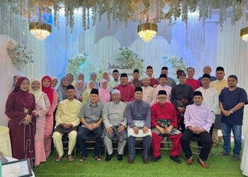Hamzan Ismail (duduk depan, tiga dari kiri) bersama tetamu sempena majlis perpisahan dan jamuan raya bulan Syawal di Cipta Cinta Event Space, Taman Wawasan, Jerantut, Pahang baru-baru ini. – UTUSAN/HARIS FADILAH AHMAD.