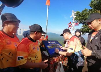 ABDUL Kahar Abdul Latif menurunkan tandatangan sebagai simbolik perasmian Program Sejati Madani ' Glamping Campsite De Bukit Jelutong Kampung Kepah, Hulu Terengganu. - UTUSAN / NOOR HAYATI MAMAT