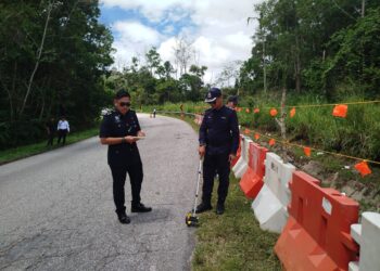 ANGGOTA polis menjalankan siasatan dan mengumpul bukti di lokasi kemalangan bas melibatkan pelajar UPSI semalam  Kilometer 53 JRTB Gerik-Jeli. - UTUSAN/FADZIL ZAINOL