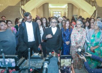 PEGUAM SIS diwakili Datuk Malik Imtiaz Sarwar ketika sidang akhbar berhubung keputusan Jawatankuasa Fatwa Negeri Selangor yang mengisytiharkan pertubuhan SIS Forum (Malaysia) itu sebagai sesat dan menyeleweng daripada ajaran Islam. - UTUSAN/FAIZ ALIF ZUBIR