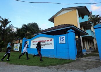 PERJALANAN masuk ke Sekolah Kebangsaan Balar sejauh 60 kilometer memakan masa sehingga enam jam jika cuaca baik bermula dari rumah transit di Kuala Betis, Gua Musang, Kelantan.