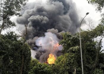 LETUPAN api menyebabkan dua tong terpelanting keudara dalan kebakaran dipercayaai tempat simpanan minyak di Taman Megah Ria, Masai, Johor Bahru disini. UTUSAN//RAJA JAAFAR ALI