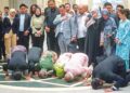 ANGGOTA keluarga Syed Saddiq sujud di pekarangan Mahkamah Rayuan, semalam.
