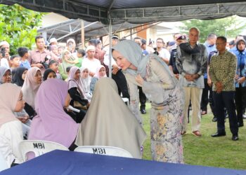 SULTAN Nazrin Muizzuddin Shah dan Raja Permaisuri Perak, Tuanku Zara Salim  menziarahi keluarga mangsa kemalangan melibatkan pelajar UPSI Jabatan Forensik Hospital Raja Permaisuri Bainun (HRPB) di Ipoh. - UTUSAN/MUHAMAD NAZREEN SYAH MUSTHAFA