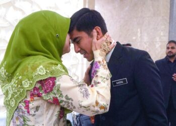 SHARIFAH Mahani Syed Abdul Aziz mencium dahi anaknya, Syed Saddiq Syed Abdul Rahman yang memohon restu dari ibunya ketika tiba di Mahkamah Rayuan bagi keputusan mengetepikan sabitan dan hukuman terhadap kes pecah amanah, salah guna harta dan pengubahahan wang haram di Istana Kehakiman, Putrajaya, semalam. – UTUSAN/FAISOL MUSTAFA