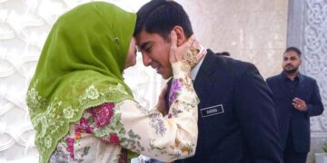 SHARIFAH Mahani Syed Abdul Aziz mencium dahi anaknya, Syed Saddiq Syed Abdul Rahman yang memohon restu dari ibunya ketika tiba di Mahkamah Rayuan bagi keputusan mengetepikan sabitan dan hukuman terhadap kes pecah amanah, salah guna harta dan pengubahahan wang haram di Istana Kehakiman, Putrajaya, semalam. – UTUSAN/FAISOL MUSTAFA
