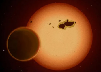 PLANET itu yang terletak kira-kira 2,400 tahun cahaya dari Bumi itu diklasifikasikan sebagai ‘super-Bumi’ kerana mempunyai jisim 10 kali ganda lebih besar berbanding planet kita.