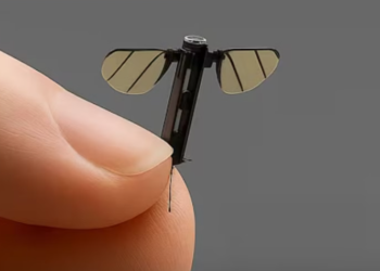 DRON mikro ini hanya bersaiz 1.3 sentimeter dan boleh dikawal menggunakan telefon pintar. 
– AGENSI
