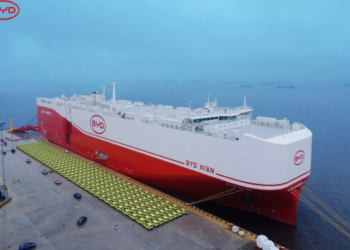 KAPAL kontena terbaharu BYD iaitu BYD Xi’an setinggi 16 tingkat dan mampu membawa 9,200 kenderaan dalam sekali pelayaran. – AGENSI
