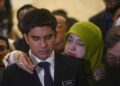 SYED SADDIQ Syed Abdul Rahman dipeluk ibunya selepas mahkamah melepas dan membebaskan beliau daripada hukuman penjara tujuh tahun dan dua sebatan serta denda RM10 juta bagi empat pertuduhan berkaitan dana Armada di Istana Kehakiman, Putrajaya, hari ini. - UTUSAN/FAISOL MUSTAFA