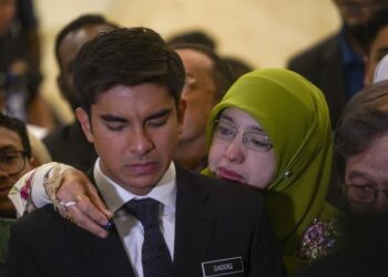 SYED SADDIQ Syed Abdul Rahman dipeluk ibunya selepas mahkamah melepas dan membebaskan beliau daripada hukuman penjara tujuh tahun dan dua sebatan serta denda RM10 juta bagi empat pertuduhan berkaitan dana Armada di Istana Kehakiman, Putrajaya, hari ini. - UTUSAN/FAISOL MUSTAFA