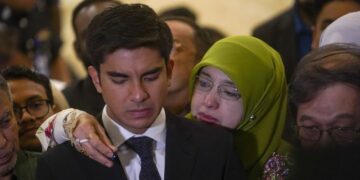 SYED SADDIQ Syed Abdul Rahman dipeluk ibunya selepas mahkamah melepas dan membebaskan beliau daripada hukuman penjara tujuh tahun dan dua sebatan serta denda RM10 juta bagi empat pertuduhan berkaitan dana Armada di Istana Kehakiman, Putrajaya, hari ini. - UTUSAN/FAISOL MUSTAFA