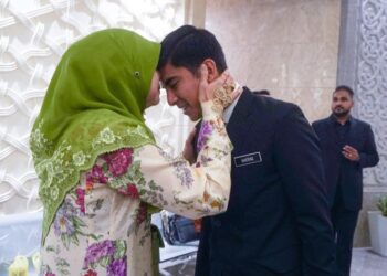 SHARIFAH Mahani Syed Abdul Aziz, ibu Syed Saddiq Syed Abdul Rahman mengucup dahi anaknya sebelum memasuki dewan mahkamah bagi mendengar keputusan rayuan bekas Menteri Belia dan Sukan itu di Mahkamah Rayuan, Putrajaya, di sini hari ini. - UTUSAN/FAISOL MUSTAFA
