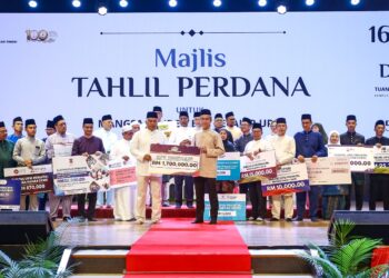 MD. Amin Md. Taff (kiri) menerima serahan cek Tabung KPT Prihatin pada Majlis Tahlil Perdana untuk mangsa kemalangan bas melibatkan pelajar UPSI di Tanjung Malim. - UTUSAN/MUHAMAD NAZREEN SYAH MUSTHAFA