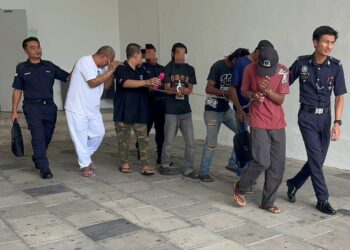 TERTUDUH-dua-dari-kanan-dibawa-keluar-dari-mahkamah-selepas-menghadapi-dua-pertuduhan-menyamun-dan-memiliki-senjata-merbahaya-pada-minggu-lalu-Kompleks-Mahkamah-Kangar-Perlis-hari-ini