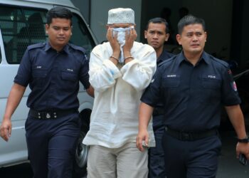 SEORANG lelaki warga emas dibawa ke Mahkamah Majistret Seremban semalam bagi mendapatkan perintah reman bagi membantu siasatan berhubung kes penipuan pakej haji. – UTUSAN/MOHD. SHAHJEHAN MAAMIN