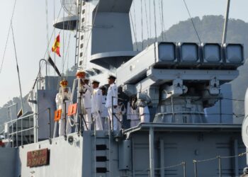 ANGGOTA TLDM melakukan ketukan loceng di atas KD Laksamana Tun Abdul Jamil, menandakan tauliah kapal itu dalam TLDM dilucutkan di Pangkalan TLDM Lumut. - UTUSAN