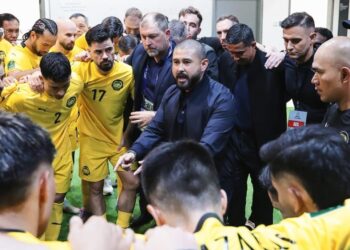 Tunku Mahkota Ismail memberikan kata-kata semangat terakhir sebelum Harimau Malaya bertemu Vietnam pada aksi kelayakan Piala Asia 2027 di Stadium Nasional Bukit Jalil, pada Selasa lalu.