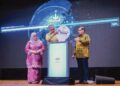 AHMAD Zahid Hamidi melakukan gimik pelancaran MyKirana @KKDW selepas mempengerusikan mesyuarat penyelarasan antara Timbalan Perdana Menteri Dan Menteri Kemajuan Desa Dan Wilayah Bersama Exco Luar Bandar di Kuala Lumpur, semalam.