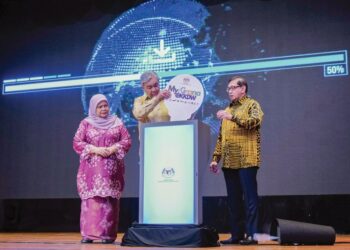 AHMAD Zahid Hamidi melakukan gimik pelancaran MyKirana @KKDW selepas mempengerusikan mesyuarat penyelarasan antara Timbalan Perdana Menteri Dan Menteri Kemajuan Desa Dan Wilayah Bersama Exco Luar Bandar di Kuala Lumpur, semalam.