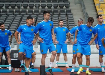 Skuad Harimau Malaya menjalani latihan di Stadium Nasional Bukit Jalil, semalam. - UTUSAN/ISKANDAR ISHAK