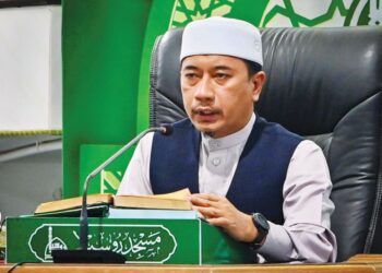 MUHAMMAD Khalil Abdul Hadi menyampaikan kuliah duha di Masjid Rusila, Marang, Terengganu, semalam. – UTUSAN/PUQTRA HAIRRY