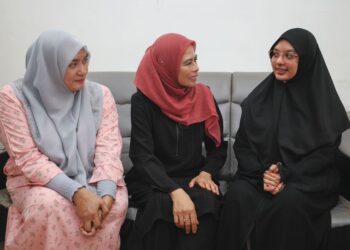 NORAINI Ahmad (tengah) menyantuni Aleeya Maisarah Azizzani (kanan) di Taman Perumahan Awam Gong Nering, Jertih, Besut, Terengganu-MINGGUAN/PUQTRA HAIRRY