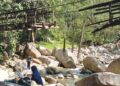KEADAAN jambatan gantung yang rosak mengundang kebimbangan pengunjung Air Terjun Sekayu, 
Hulu Terengganu. – UTUSAN/NOOR HAYATI MAMAT