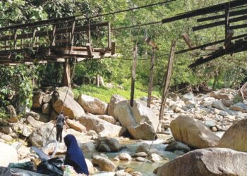 KEADAAN jambatan gantung yang rosak mengundang kebimbangan pengunjung Air Terjun Sekayu, 
Hulu Terengganu. – UTUSAN/NOOR HAYATI MAMAT