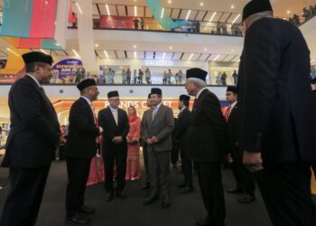 SULTAN Mizan Zainal Abidin (tengah) berkenan melawat ruang jualan selepas Majlis Perasmian Mayang Mall di Kuala Terengganu, Terengganu.–MINGGUAN/PUQTRA HAIRRY
