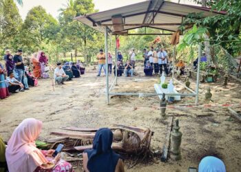 ORANG ramai menziarahi pusara Allahyarham Nurly Sahirah Azman  di Tanah Perkuburan Islam Kampung Gong Pasir, Kerandang, Jerteh, Besut, Terengganu, semalam. - UTUSAN/PUQTRA HAIRRY