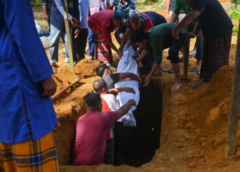 JENAZAH Nurul Fatihah Abu Setaman selamat dikebumikan kira-kira pukul 10.30 pagi semalam di Tanah Perkuburan Islam Kampung Gong Duek, Hulu Besut, Terengganu, semalam.