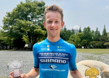 PELUMBA Terengganu Cycling Team (TSG), Adne Willemjan Van Engelen bersama trofi kemenangan di Jelajah Gyeongnam, Korea Selatan.
