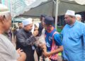 TUAN Ibrahim Tuan Man (kiri) meluangkan masa beramah mesra dengan hadirin selepas menyampaikan Kuliah Pagi Jumaat di Medan Ilmu, Kota Bharu, Kelantan hari ini. - UTUSAN/MUSTAQIM MOHAMED