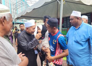 TUAN Ibrahim Tuan Man (kiri) meluangkan masa beramah mesra dengan hadirin selepas menyampaikan Kuliah Pagi Jumaat di Medan Ilmu, Kota Bharu, Kelantan hari ini. - UTUSAN/MUSTAQIM MOHAMED