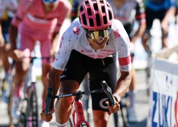Richard Carapaz ketika mengambil bahagian dalam perlumbaan Giro d'Italia dari Biella to Champoluc sejauh 166 kilometer. - AFP/UTUSAN
