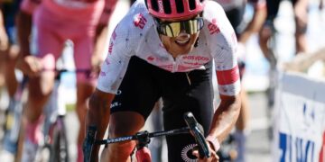 Richard Carapaz ketika mengambil bahagian dalam perlumbaan Giro d'Italia dari Biella to Champoluc sejauh 166 kilometer. - AFP/UTUSAN