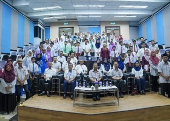 Rosli Md. Illias (duduk tengah) bergambar bersama pelajar lima buah sekolah yang mengikuti program KTP Nexus di Auditorium Institut Pembangunan Bioproduk (IBD), UTM, Johor Bahru.