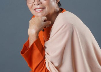 Lee Bee tampil manis menyarung baju kurung rona jingga.
