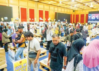 ORANG ramai tidak melepaskan peluang untuk hadir pada hari terakhir Pesta Buku Antarabangsa Kuala Lumpur (PBAKL) yang berlangsung di Pusat Dagangan Dunia (WTC) Kuala Lumpur, semalam.-UTUSAN/ISKANDAR ISHAK