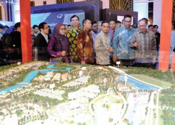 ANWAR Ibrahim melawat reruai mengenai pembangunan Medini selepas menyampaikan ucap utama sempena Forum Nikkei Medini Johor 2025 di Iskandar Puteri, Johor, semalam. – UTUSAN/RAJA JAAFAR ALI