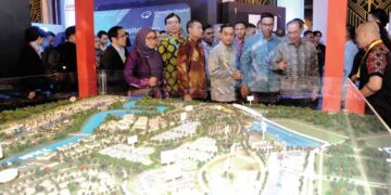 ANWAR Ibrahim melawat reruai mengenai pembangunan Medini selepas menyampaikan ucap utama sempena Forum Nikkei Medini Johor 2025 di Iskandar Puteri, Johor, semalam. – UTUSAN/RAJA JAAFAR ALI