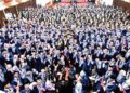 Mohamed Khaled Nordin  bersama para penerima diploma dan sijil pada Majlis Penganugerahan Diploma Kemahiran Malaysia dan Sijil Perbadanan Hal Ehwal Bekas Angkatan Tentera (PERHEBAT) di Kem Sungai Buloh, semalam. – utusan/M. FIRDAUS M. JOHARI