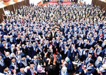 Mohamed Khaled Nordin  bersama para penerima diploma dan sijil pada Majlis Penganugerahan Diploma Kemahiran Malaysia dan Sijil Perbadanan Hal Ehwal Bekas Angkatan Tentera (PERHEBAT) di Kem Sungai Buloh, semalam. – utusan/M. FIRDAUS M. JOHARI