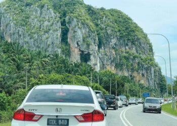 JUMLAH kenderaan kawasan Bandar Utama menghala ke Pusat bandar Gua Musang, Kelantan bertambah selepas perantau mulai pulang ke ibu kota dalam tinjauan semalam. – UTUSAN/AIMUNI TUAN LAH