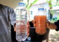 PERBEZAAN air dari telaga tiub yang menjalani proses tapisan secara manual di bawah kendalian Mohd. Nazaruddin Mohd. Zawawi. 
– UTUSAN/KAMARUL BISMI KAMARUZAMAN