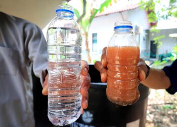 PERBEZAAN air dari telaga tiub yang menjalani proses tapisan secara manual di bawah kendalian Mohd. Nazaruddin Mohd. Zawawi. 
– UTUSAN/KAMARUL BISMI KAMARUZAMAN